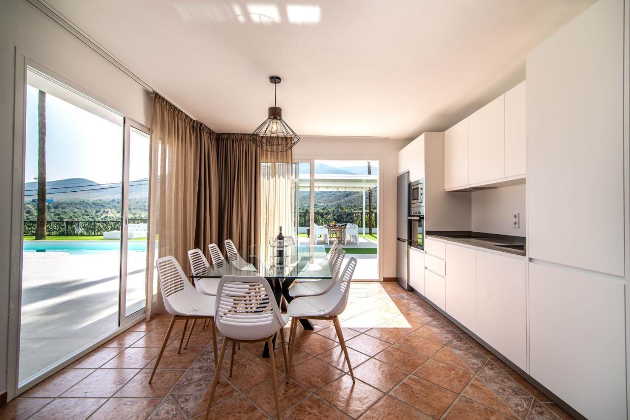 Palm Tree Villa - 5Bdr Paradise Pool / Chill Out Beds Torremolinos Exteriör bild